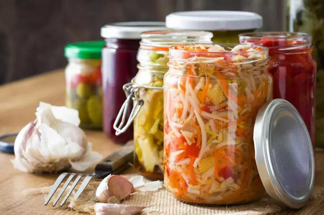 Các loại thực phẩm lên men như kimchi, trà kombucha hay dưa muối ở Việt Nam
