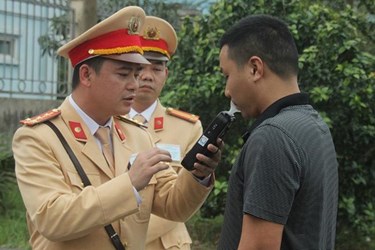 Cảnh sát tuần tra xử lý tài xế có nồng độ cồn