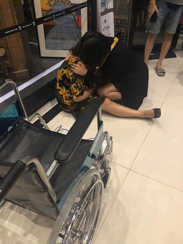 Máy bay Vietjet gặp sự cố, rơi mất 2 bánh: Đã tìm thấy chiếc lốp đầu tiên - Ảnh 3. Hành khách máy bay Vietjet sau khi gặp sự cố:FB