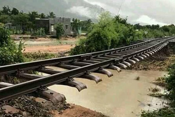 Bão số 09 đến NInh Thuận tạo lũ cuốn trôi nền đường sắt. Ảnh:FB 