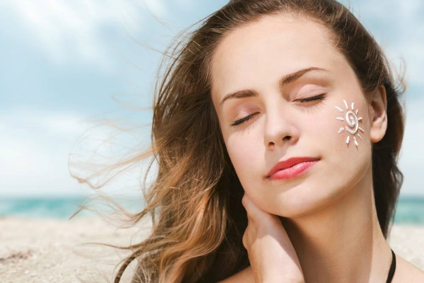 MẸO HAY: Tự làm kem chống nắng tự nhiên vừa tránh đen sạm vừa dưỡng trắng hồng.