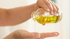 Mỗi ngày dùng vài giọt “vàng lỏng” dầu O liu khi tắm, để có làn da trắng mịn