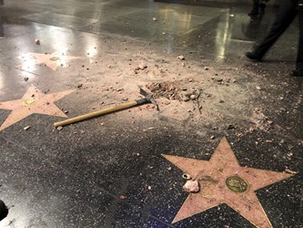 Sao của Donald Trump bị gỡ khỏi Đại lộ Danh vọng sau khi bị đập vỡ