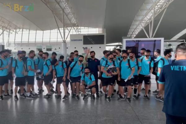 Toàn cảnh hành trình 10 tiếng ĐT Việt Nam từ Nội Bài đến Dubai khiến thầy Park và học trò